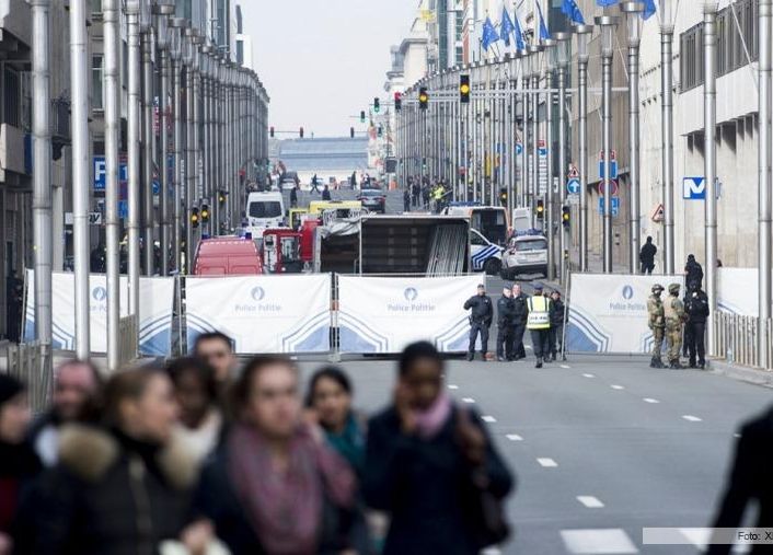 La policía belga cortó los accesos a las calles aledalñas a la zona de atentados.