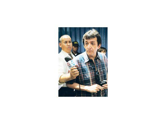 el primer secretario de la embajada venezolana en Honduras, Ariel Vargas, habla con la prensa sobre la decisión de expulsión en contra de toda la delegación diplomática.