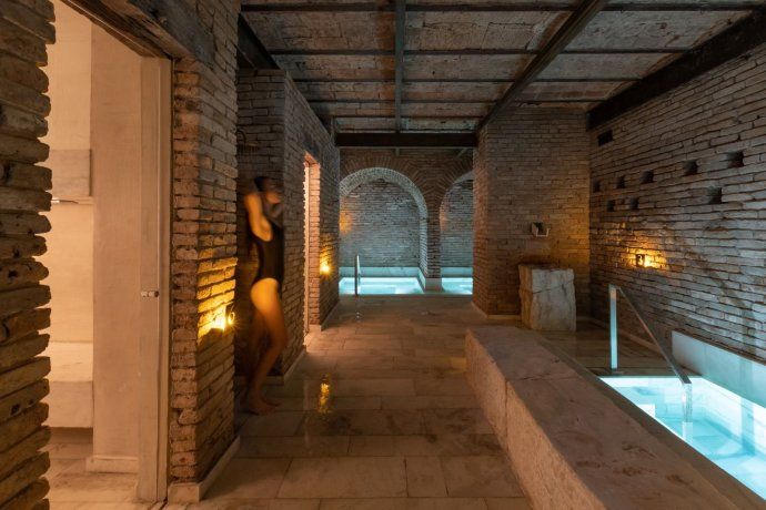 In this place, the Azur Baths stand out, ideal for those looking to relax and seek moments of comfort. In this place, the Azur Baths stand out, ideal for those looking to relax and seek moments of comfort.