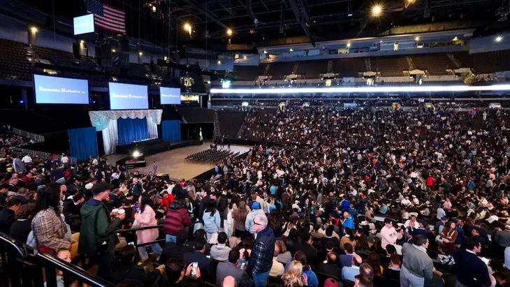Otra vista sobre el escenario donde Warren Buffett habló ayer ante más de 40.000 personas. Otra vista sobre el escenario donde Warren Buffett habló ayer ante más de 40.000 personas.