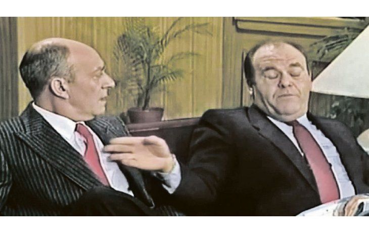 ámbito.com | Olmedo, rey de la risa. Mariano, hijo del recordado capocómico rosarino, presenta un documental sobre su padre. Aquí, en una escena del famoso sketch de Borges y Álvarez, con Javier Portales.