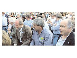 Los dirigentes LucianoMiguens, Hugo Biolcati,Eduardo Buzzi y ArturoLlavallol ayer en Palermo,siguiendo por TV la sesiónen el Senado.