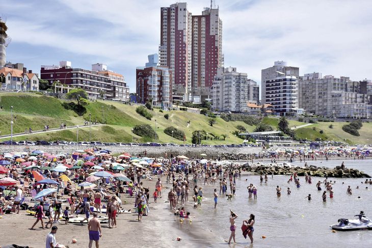 Récord. Miles de turistas eligieron las playas argentinas para pasar el verano.