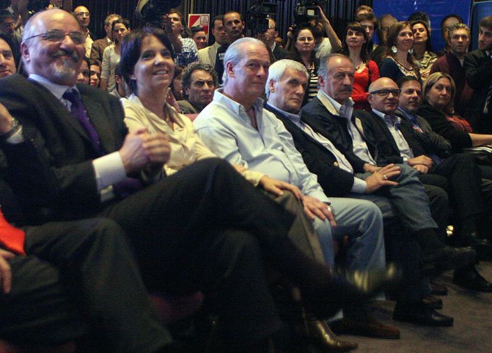 Entre quienes asistieron al cierre de campaña figuran el ministro de Trabajo, Carlos Tomada, la titular del BCR, Mercedes Marcó del Pont, el secretario General de la CGT Balcarce Antonio Caló y el canciller Héctor Timerman (Foto: Diego Kovacic).