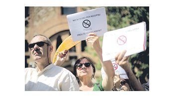 Carteles en catalán exhiben la resistencia a mayores ajustes en Barcelona, capital de una comunidad autónoma tradicionalmente adversa al gobernante Partido Popular.