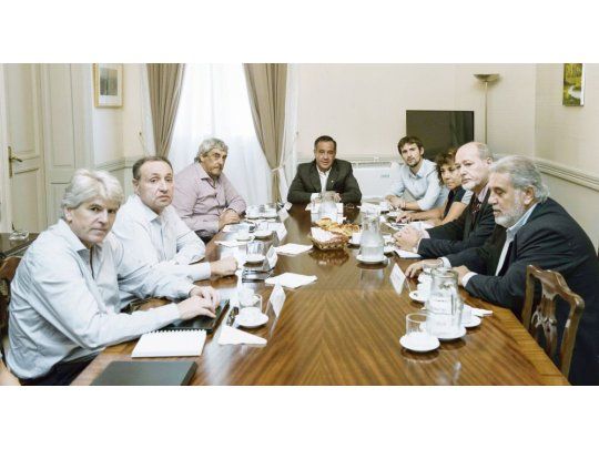 Diálogo. Representantes de tres gremios nacionales se reunieron ayer con el ministro Alejandro Finocchiaro. Hoy, el turno de los ministros de Educación del interior..