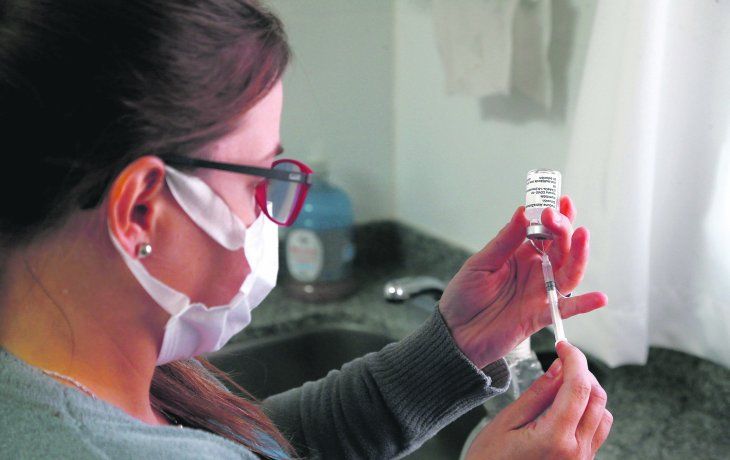 sorteos por vacunas: en asia ofrecen pollos, vacas y departamentos como premios