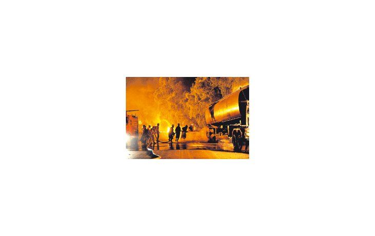 Bomberos paquistaníes tratan de extinguir las llamas que emanan de un camión cisterna de la OTAN, luego de un nuevo ataque de los talibanes. Los rebeldes golpean la logística de los aliados luego de una fallida incursión aérea.