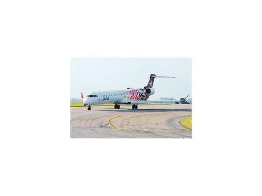 Uno de los siete Bombardier CRJ que posee Pluna y que se venderán al mejor postor en menos de un mes. La idea es recaudar u$s 150 millones para pagar deudas.