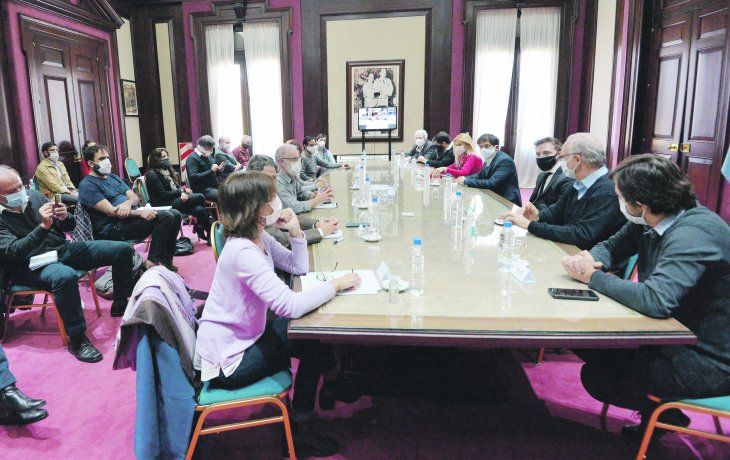 Contexto. El comité de expertos de la provincia recomendaron a Kicillof un tratamiento diferencial en relación con la flexibilización para los municipios del conurbano y los del interior que casi no registran casos.