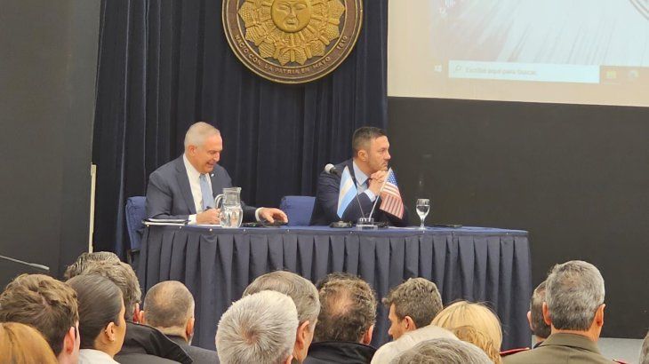 El embajador Marc Stanley y el mandam&aacute;s de la defensa argentina, Luis Petri.