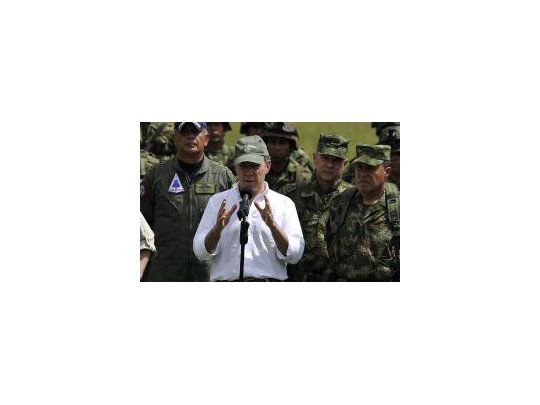 En Popayán (suroeste), Santos saludó a las tropas que participaron en la operación en la que fue muerto Cano.