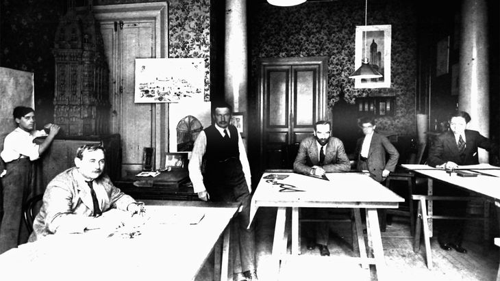 El arquitecto Morten F. Rönnow, oriundo de Dinamarca en plena labor junto a su equipo. Dio forma a un edificio que llegó a ser el más alto de Buenos Aires hasta que en 1923 se inauguró el Palacio Barolo (Foto Gentileza: Mariela Blanco) El arquitecto Morten F. Rönnow, oriundo de Dinamarca en plena labor junto a su equipo. Dio forma a un edificio que llegó a ser el más alto de Buenos Aires hasta que en 1923 se inauguró el Palacio Barolo (Foto Gentileza: Mariela Blanco)