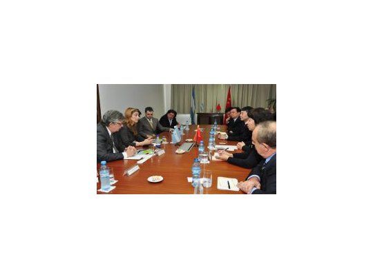 Foto de la firma entre el Gobierno y la empresa china.