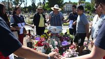 dia de los muertos: celebracion en el cementerio de flores