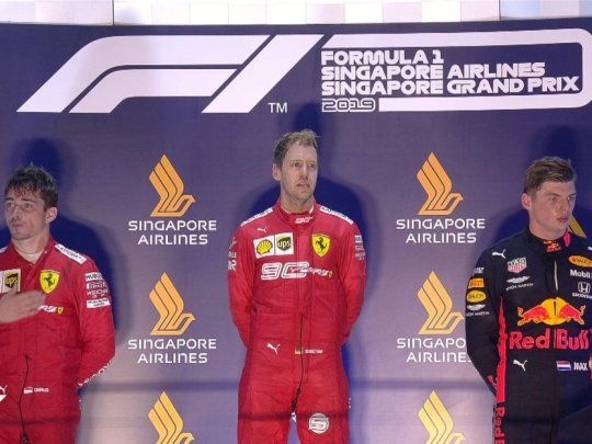  El alemán Sebastian Vettel (Ferrari) se valió de una acertada estrategia para conquistar este domingo en Singapur su primer Gran Premio en 23 carreras, y el primero en 2019