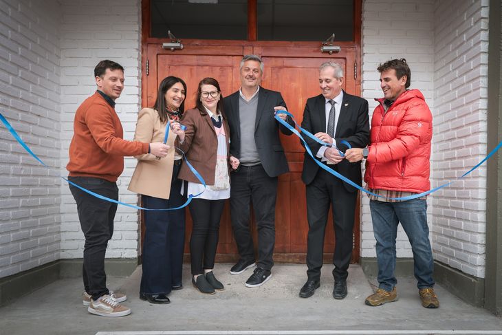 El acto comenzó con el tradicional corte de cintas para inaugurar las nuevas instalaciones y la entrega de la placa institucional. El acto comenzó con el tradicional corte de cintas para inaugurar las nuevas instalaciones y la entrega de la placa institucional.