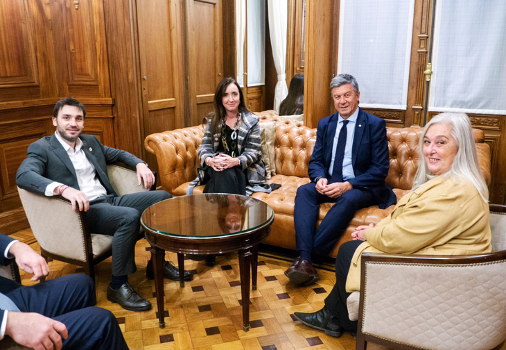 De izquierda a derecha, el gobernador de Chubut Ignacio Torres, la vicepresidenta Victoria Villarruel, el vicegobernador de Chubut Gustavo Menna y la senadora Edith Terenzi. De izquierda a derecha, el gobernador de Chubut Ignacio Torres, la vicepresidenta Victoria Villarruel, el vicegobernador de Chubut Gustavo Menna y la senadora Edith Terenzi.