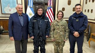 El presidente Javier Milei, junto al ministro Luis Petri, el embajador de EEUU en Argentina, Marc Stanley y la generala de EEUU, Laura Richardson.&nbsp;