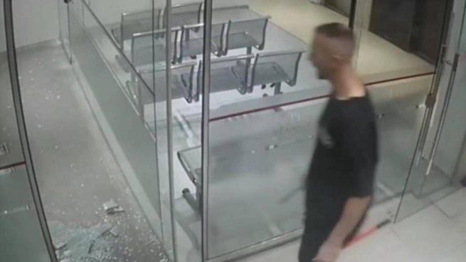 El hombre rompió las instalaciones del instituto médico en La Plata