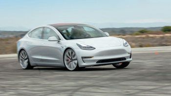 El Model 3 es el más vendido de la compañía, pero no cumplió con las expectativas anunciadas por Elon Musk. La rebaja de precio alarmó al mercado e hizo caer las acciones.