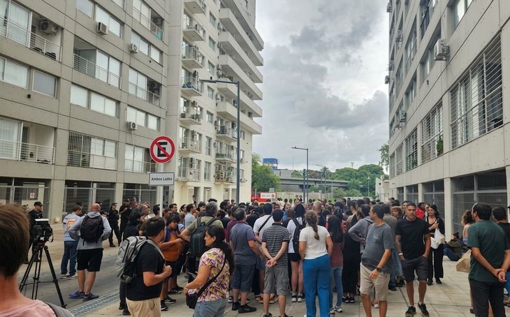 Vecinos del complejo Estación Buenos Aires se reunieron en el predio varias veces tras el derrumbe de la losa del subsuelo, mientras continúan las evaluaciones técnicas sobre la estructura del edificio Vecinos del complejo Estación Buenos Aires se reunieron en el predio varias veces tras el derrumbe de la losa del subsuelo, mientras continúan las evaluaciones técnicas sobre la estructura del edificio