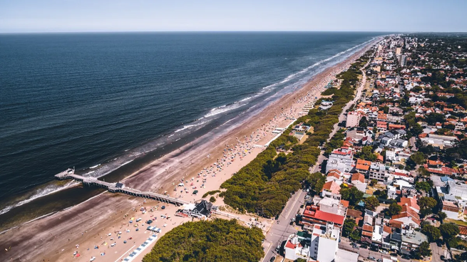 San Clemente del Tuyú es conocida por su ambiente relajado y sus playas tranquilas.