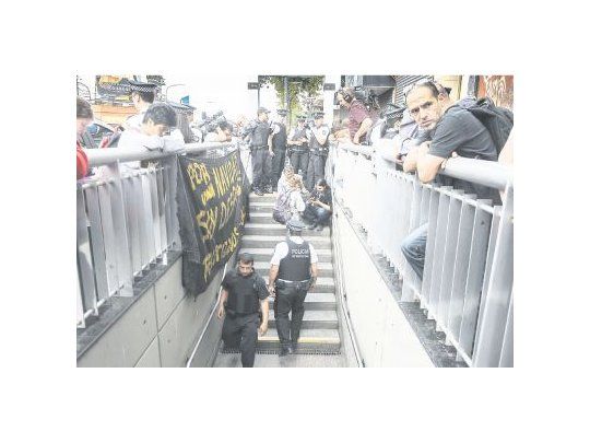La manifestación se realizó en la cabecera de la línea ubicada en la estación San Pedrito. Se trata de trabajadores tercerizados que se de-sempeñan como vigiladores, quienes denuncian despidos.