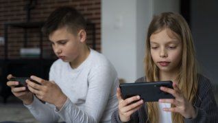 El primer ministro griego señaló que los niños expuestos a las pantallas no dejan que su mente descanse. El primer ministro griego señaló que los niños expuestos a las pantallas no dejan que su mente descanse.