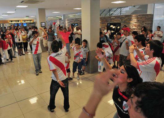 Bienvenida. Ya en el aeropuerto los hinchas esperaron a sus ídolos cantando y festejando.