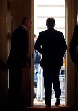 El premier británico Tony Blair a apunto de abandonar la residencia de Downing Street
