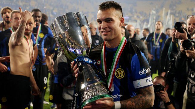 Capitán. Lautaro Martínez marcó un gol en el descuento para que Inter se quedara con la Supercopa de Italia. 