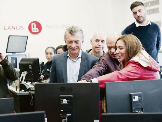 monitoreo . Mauricio Macri junto a María Eugenia Vidal, Horacio Rodríguez Larreta y Néstor Grindetti eligieron pasar el 1 de Mayo en un centro de monitoreo del SAME que atiende el área de Lanús. 