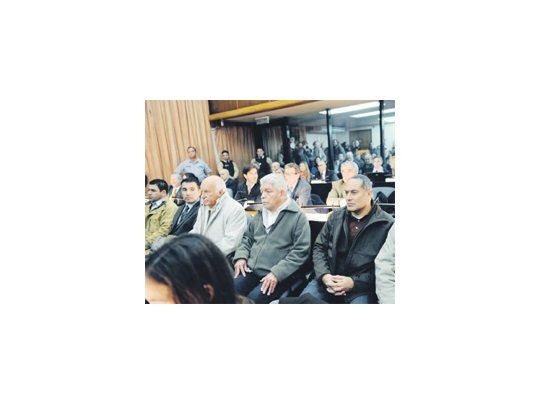 Cerca del mediodía de ayer Pedraza ingresó por primera vez a la sala donde será juzgado como presunto instigador del crimen. Se mantuvo en silencio y casi sin gesticular. Sólo levantaba la mirada cuando los jueces lo nombraban y por momentos dormitaba.