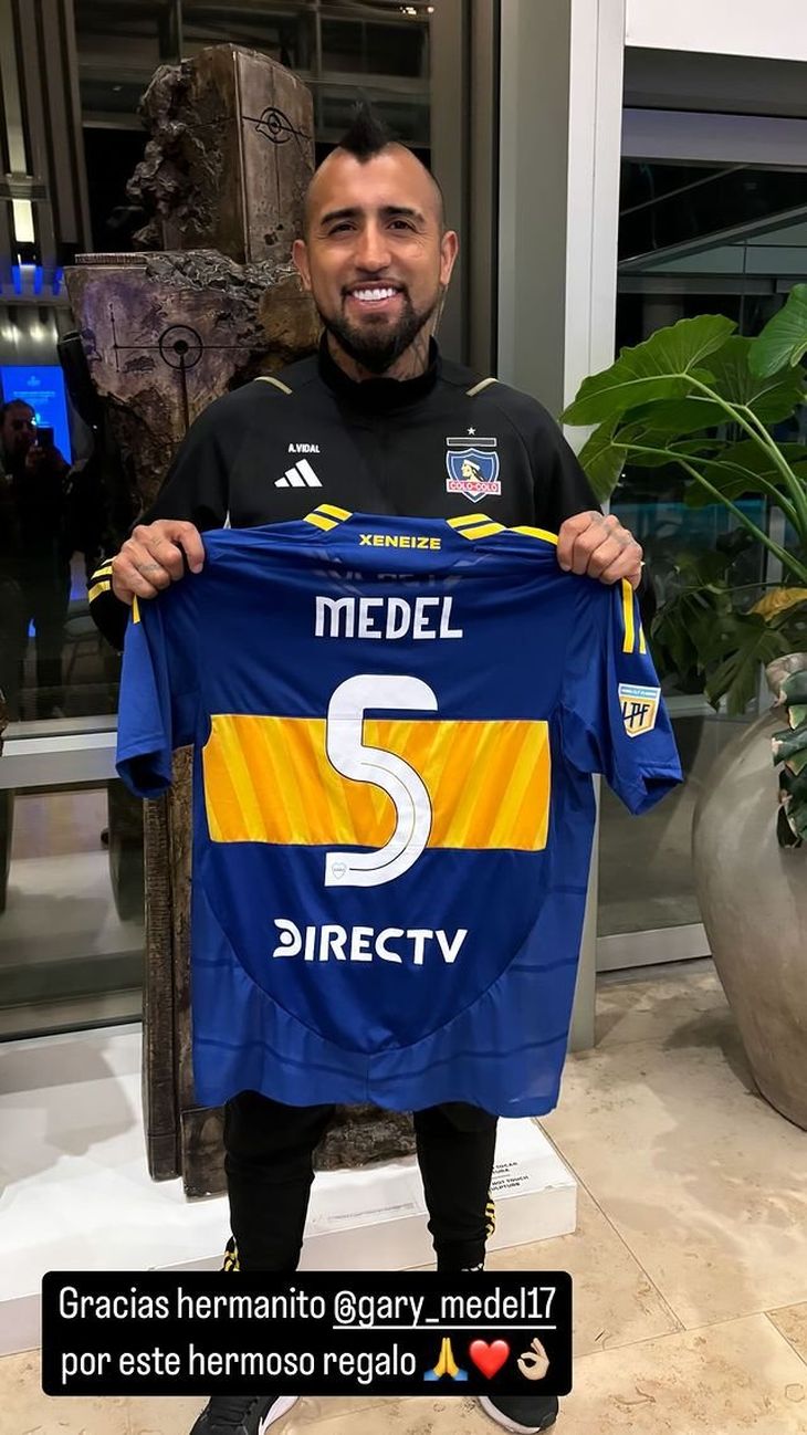 Arturo Vidal wearing the Boca shirt.