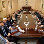 El Gobierno recibirá este lunes a Martín Llaryora y Marcelo Orrego en la Casa Rosada. El Gobierno recibirá este lunes a Martín Llaryora y Marcelo Orrego en la Casa Rosada.