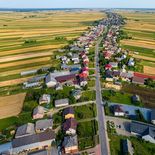 Los campos cultivados en franjas estrechas y alargadas forman uno de los paisajes rurales más llamativos de Polonia y rodean a las viviendas de Sułoszowa Los campos cultivados en franjas estrechas y alargadas forman uno de los paisajes rurales más llamativos de Polonia y rodean a las viviendas de Sułoszowa