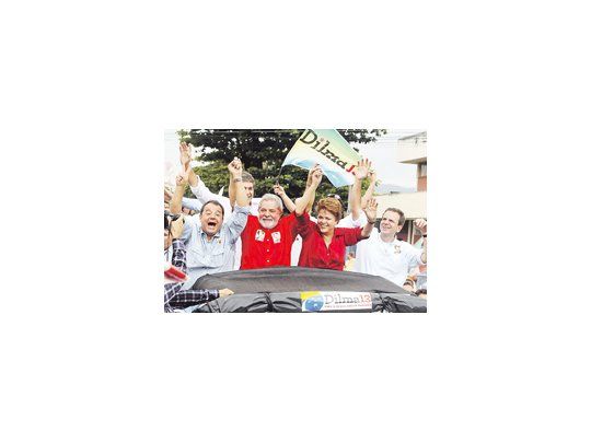 El gobernador de Río de Janeiro, Sergio Cabral, aliado del PT; Luiz Inácio Lula da Silva, Dilma Rousseff y el alcalde Eduardo Paes participaron ayer de una populosa caravana en la ciudad carioca.
