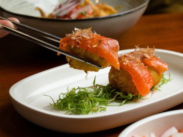 Se recomiendan las croquetas cremosas compuestas por un interior de pasta de bechamel de aji. Se recomiendan las croquetas cremosas compuestas por un interior de pasta de bechamel de aji.