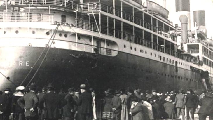 Después de meses en altamar, los barcos arribaban a Argentina cargados de italianos y españoles que llegaban al país para "hacerse la América". Después de meses en altamar, los barcos arribaban a Argentina cargados de italianos y españoles que llegaban al país para "hacerse la América". 