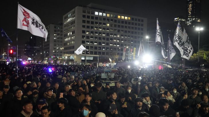 Las marchas contra el presidente Yun y la aplicación de la ley marcial fueron multitudinarias y la gente no dudo en confrontar a las fuerzas armadas. Hoy, en la calle, todo ha vuelto a la normalidad. Las marchas contra el presidente Yun y la aplicación de la ley marcial fueron multitudinarias y la gente no dudo en confrontar a las fuerzas armadas. Hoy, en la calle, todo ha vuelto a la normalidad.