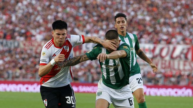 Franco Mastantuono y Aaron Quirós pelean por la pelota en el Monumental, donde River y Banfield hallaron los goles en el segundo tiempo, pero no pudieron salir del empate.