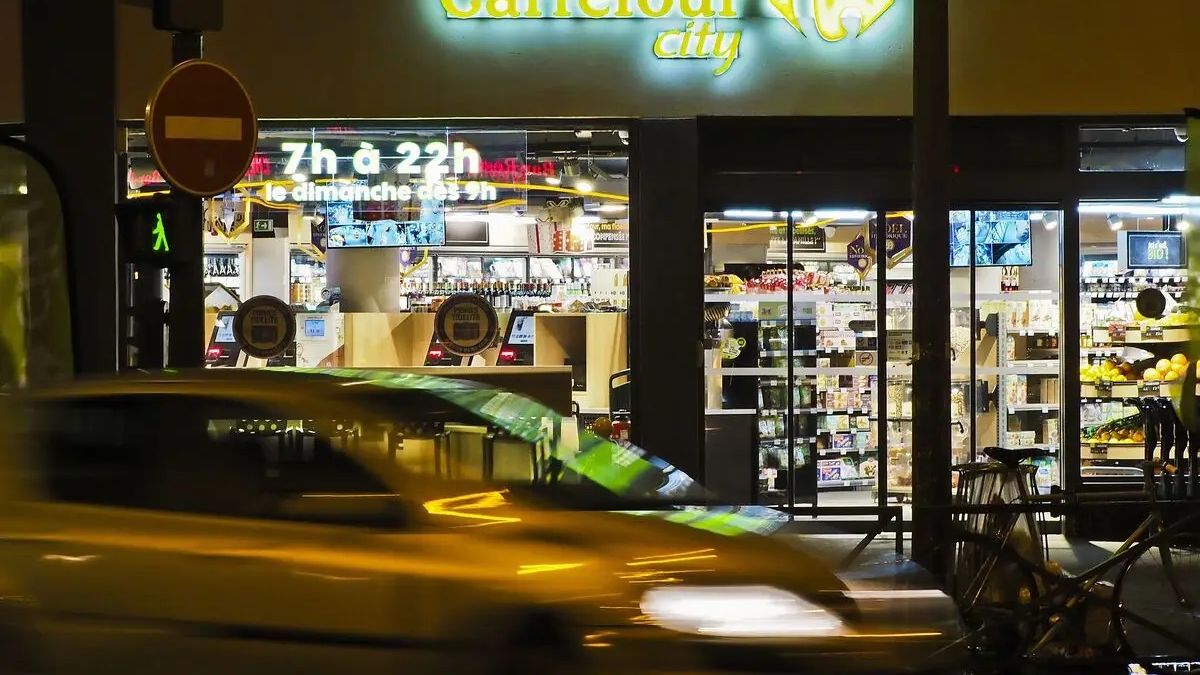 supermarkets turn off their signs for an energy sobriety plan