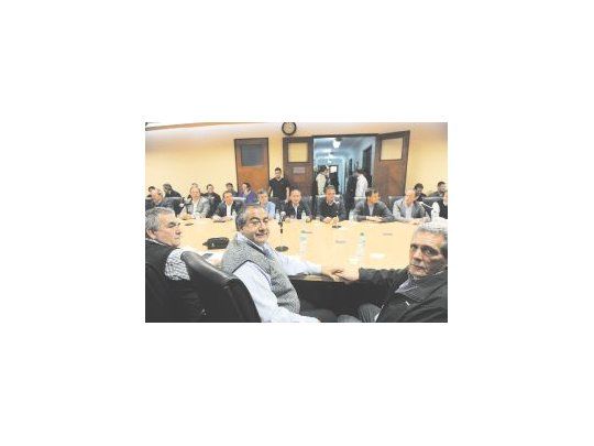 coincidencia. Hubo diagnostico comun entre los jefes de la CGT y los intendentes sobre la necesidad de un marco institucional para las protestas.