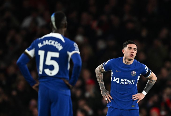 Chelsea's disappointment against Arsenal also reached Enzo Fernández, overwhelmed in midfield by the back-and-forth of Declan Rice. The former River midfielder had the chance to make it 1-1 with a shot that went wide. Chelsea's disappointment against Arsenal also reached Enzo Fernández, overwhelmed in midfield by the back-and-forth of Declan Rice. The former River midfielder had the chance to make it 1-1 with a shot that went wide.