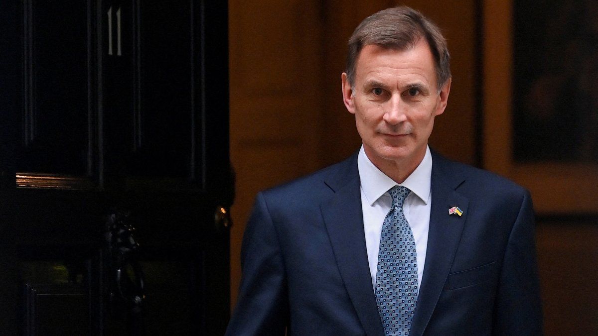 Il ministro delle finanze britannico ha annunciato un piano per ridurre l’inflazione e ha escluso un taglio delle tasse