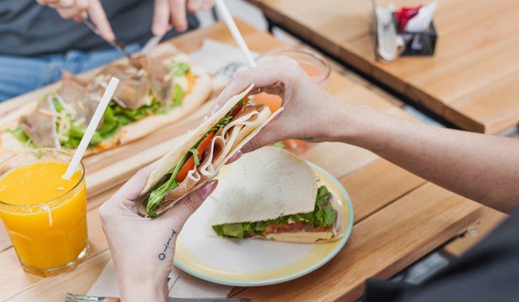 Resaltan sus sandwiches de piadina, un pan fino de harina de trigo, típico de la región de Romaña, y de focaccia, crocante por fuera y suave por dentro. Resaltan sus sandwiches de piadina, un pan fino de harina de trigo, típico de la región de Romaña, y de focaccia, crocante por fuera y suave por dentro.