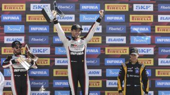Matías Rossi celebra en el podio salteño.