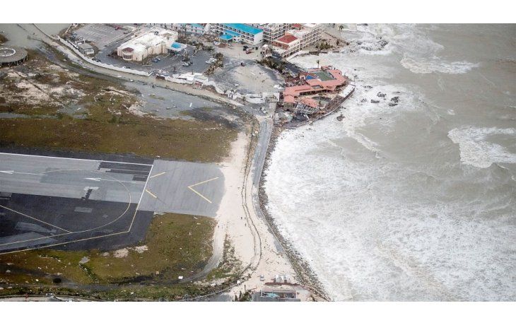 Devastados. La isla de Saint Martin sufrió la furia del huracán Irma. Además de los autos y casas destruidos, su famoso aeropuerto Princess Juliana quedó totalmente devastado.
