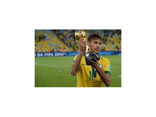Neymar levanta el trofeo de mejor jugador del torneo.